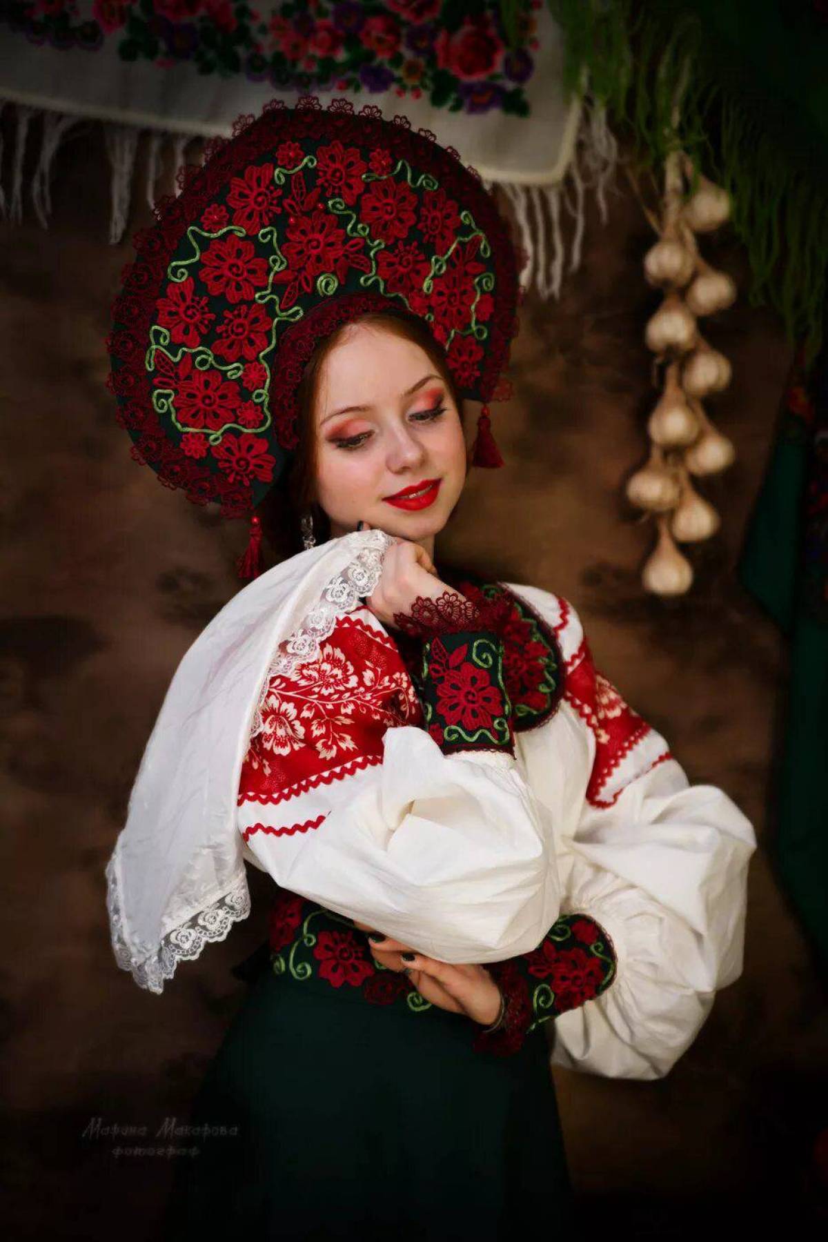Women in Slavic costumes underwear in Banbu