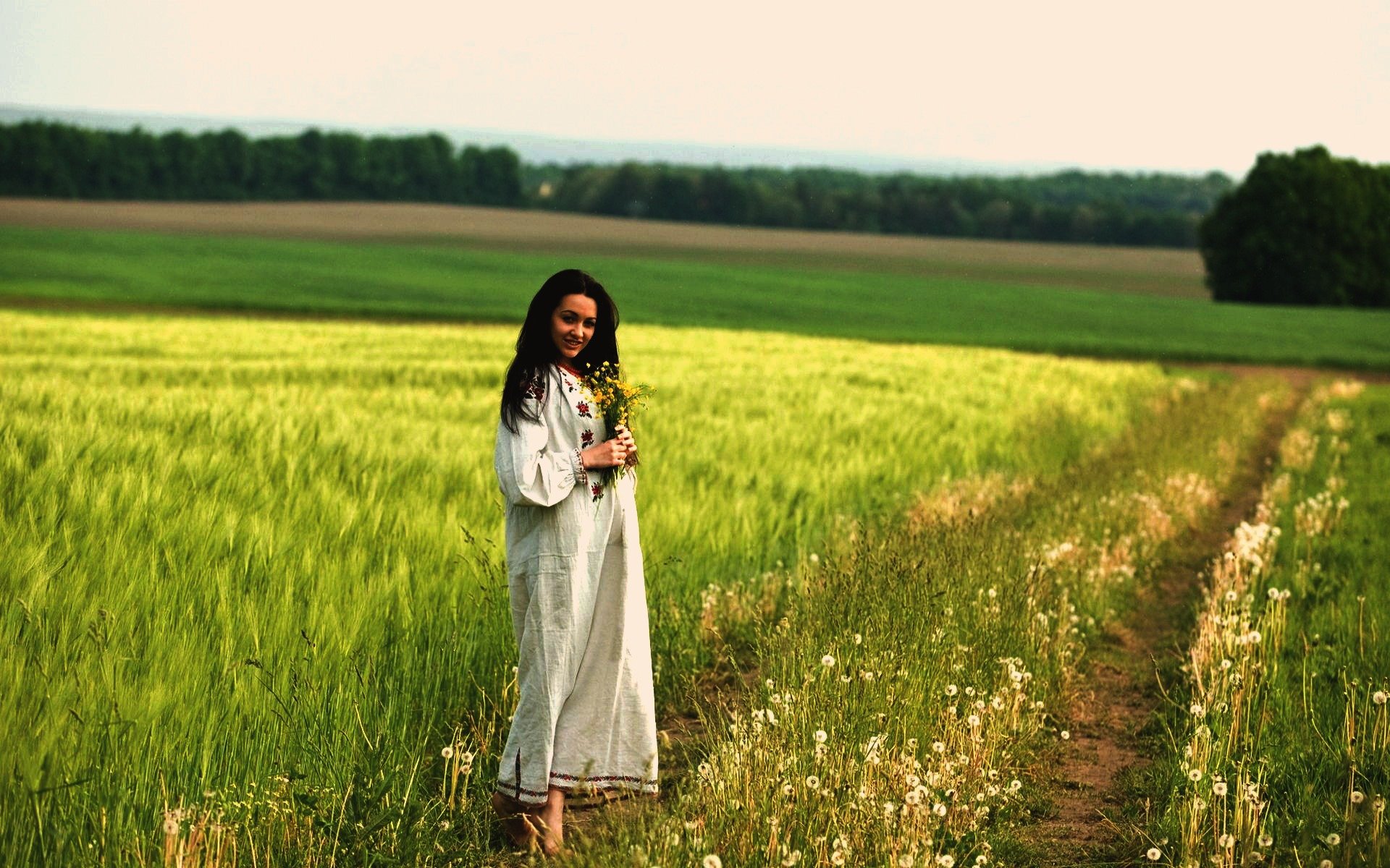 Women in Slavic costumes in Banbu