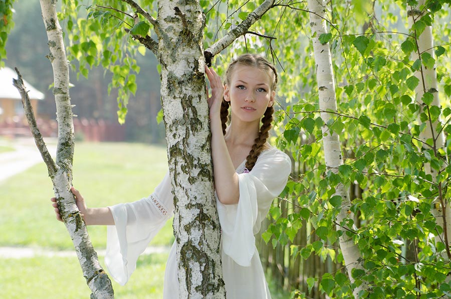 Women in Slavic costumes in Banbu