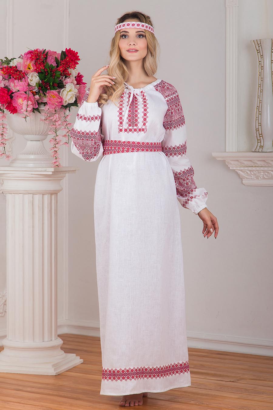 Women in Slavic costumes in Banbu