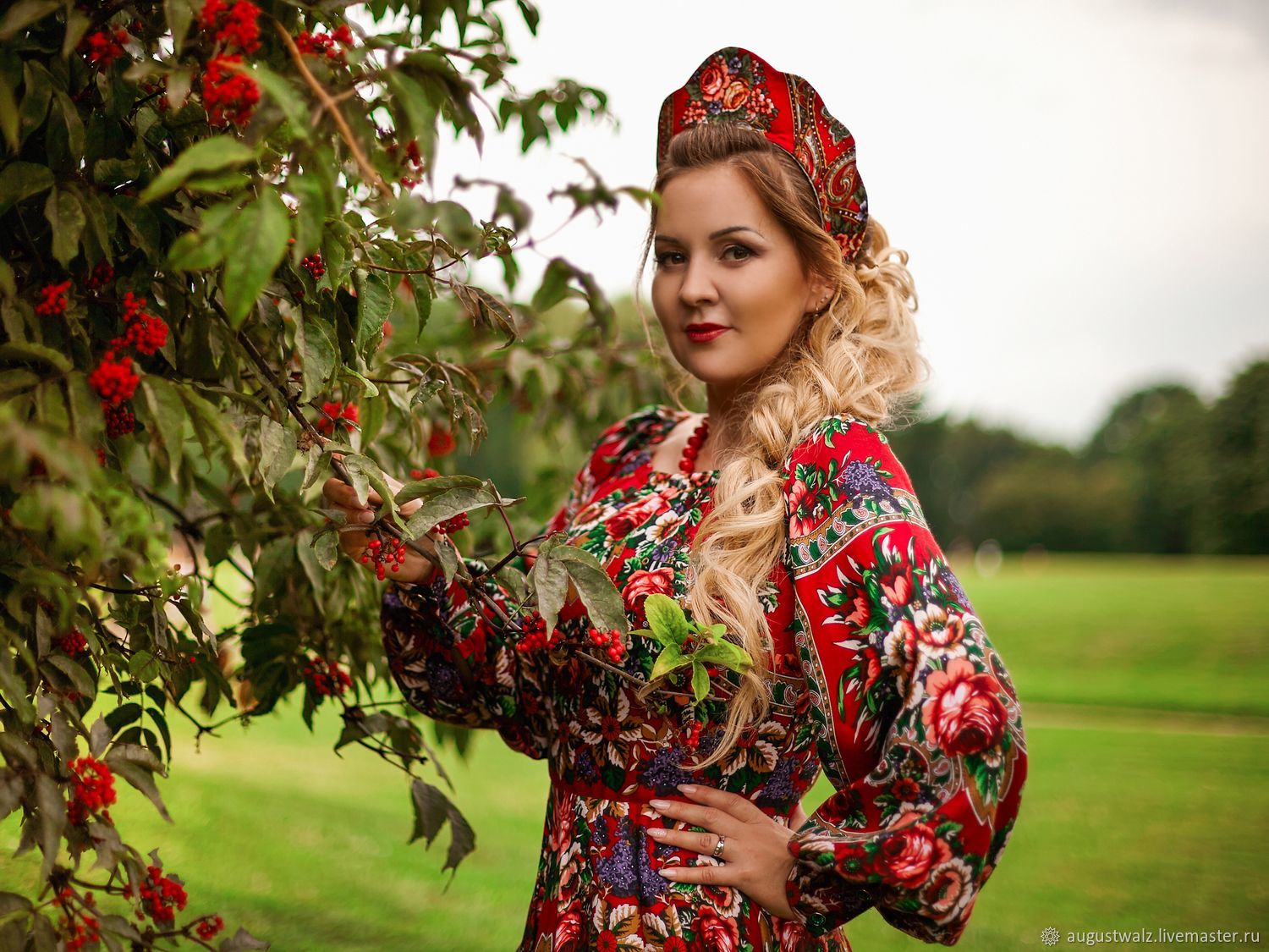 Women in Slavic costumes in Banbu