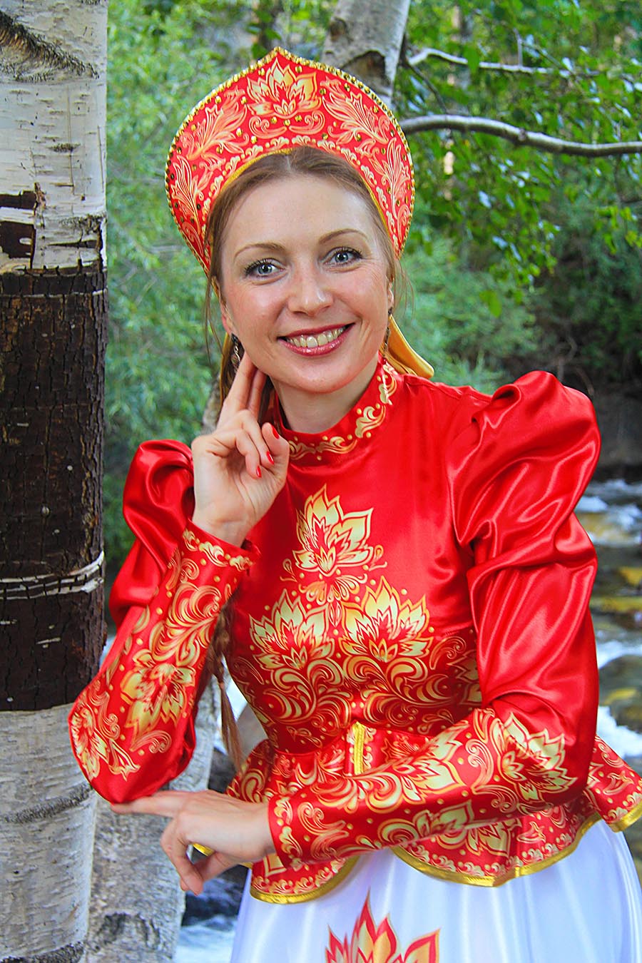 Women in Slavic costumes in Banbu