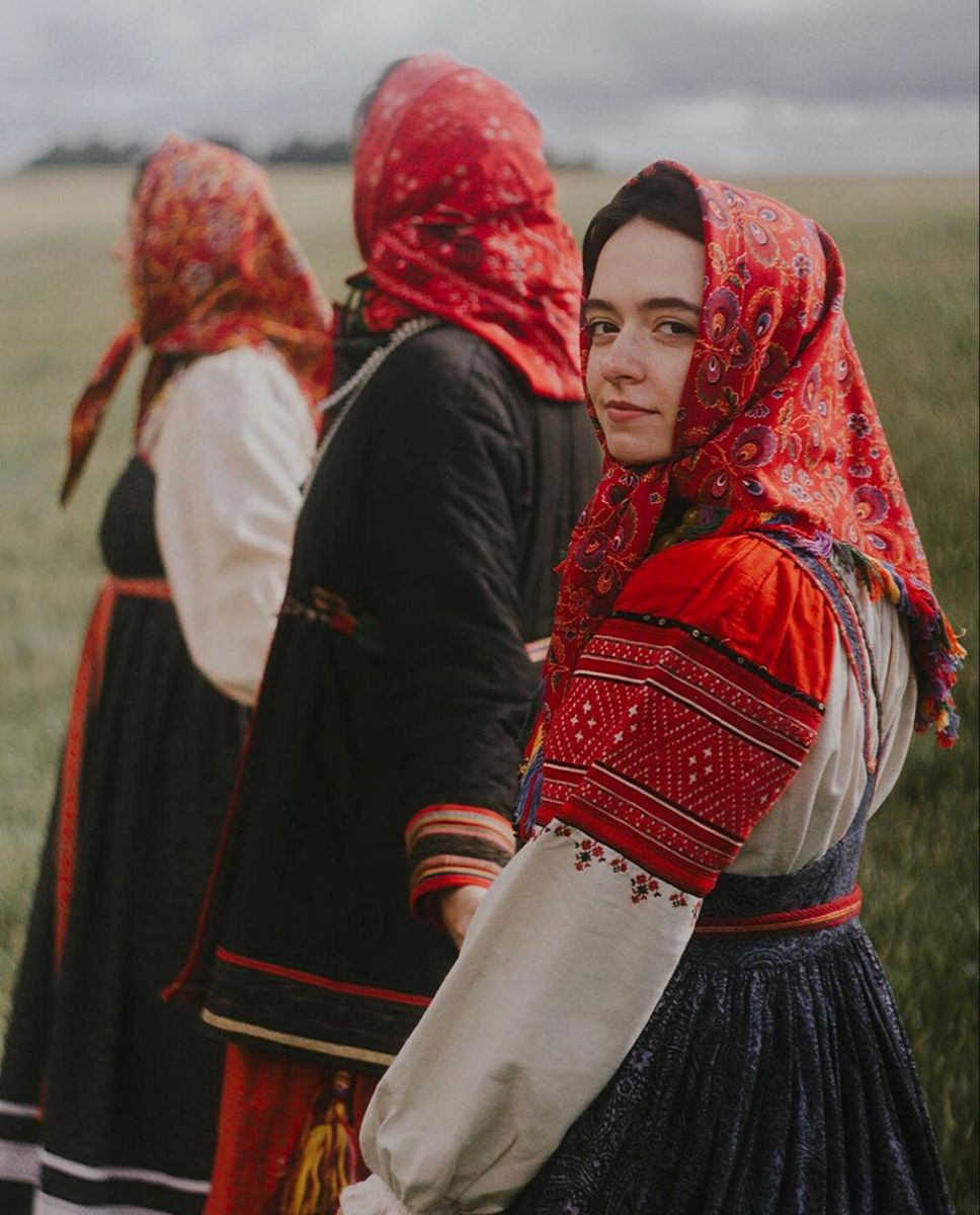 Women in Slavic costumes in Banbu
