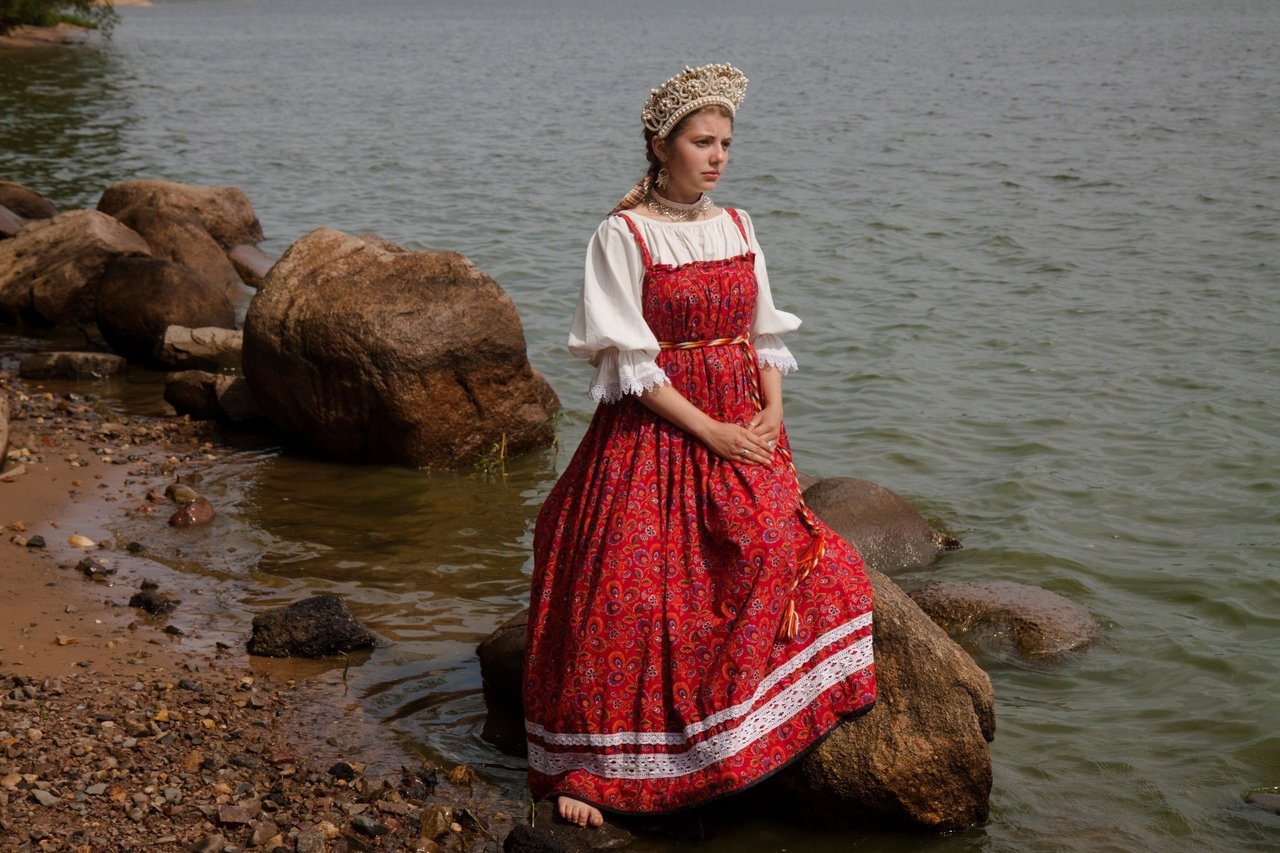 Women in Slavic costumes in Banbu