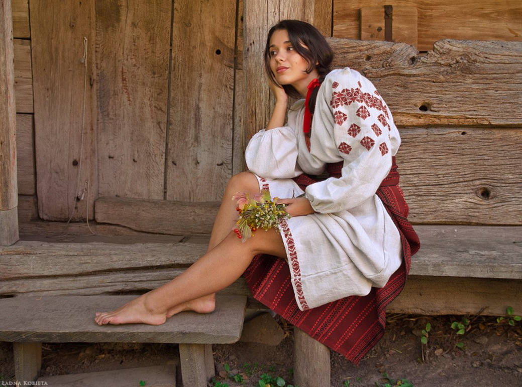 Women in Slavic costumes in Banbu