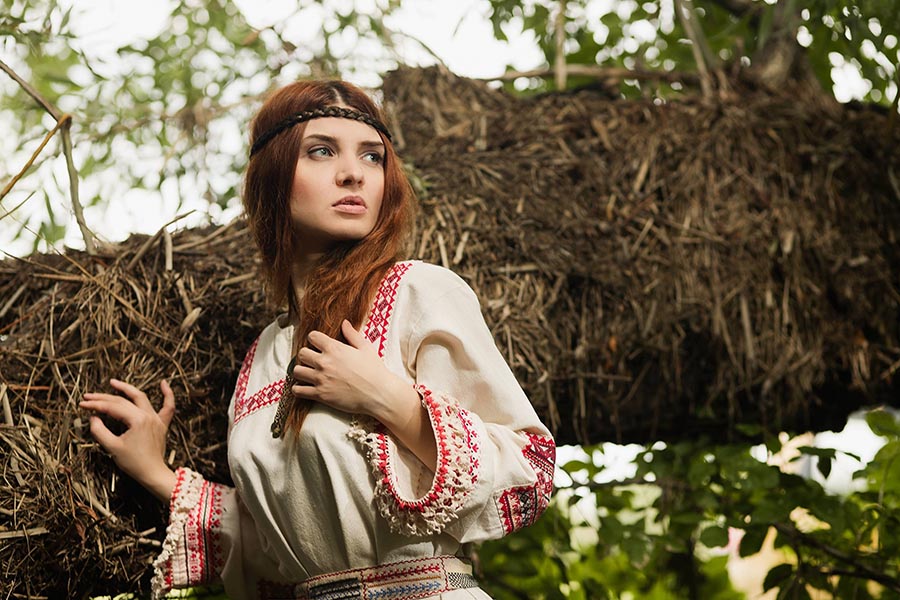 Women in Slavic costumes in Banbu