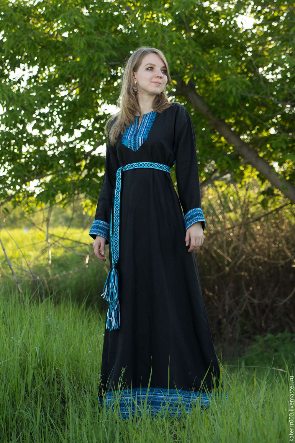Women in Slavic costumes in Banbu