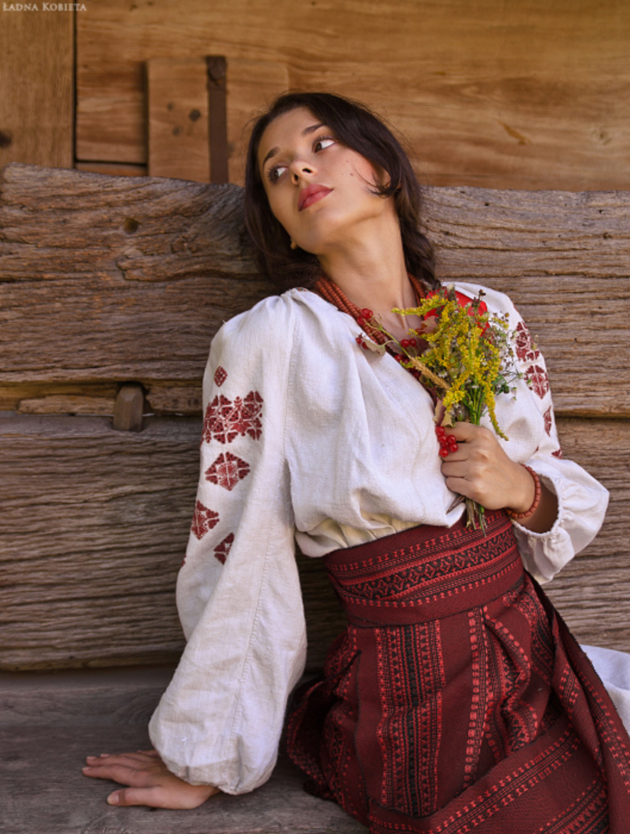 Girls in Slavic costumes in Banbu