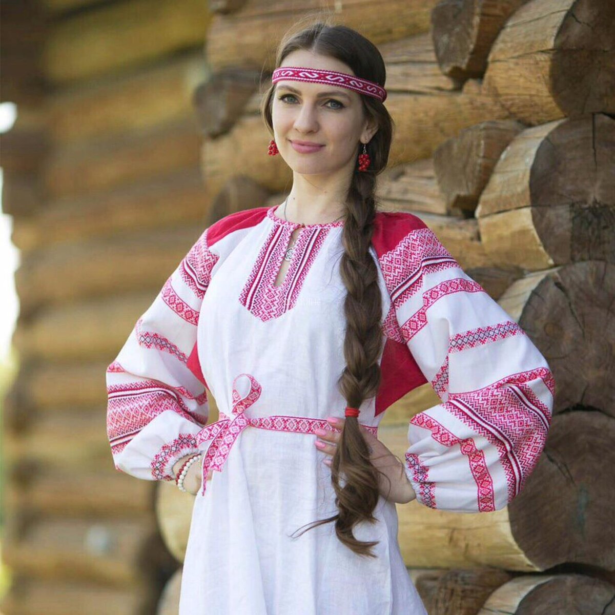 Girls in Slavic costumes in Banbu
