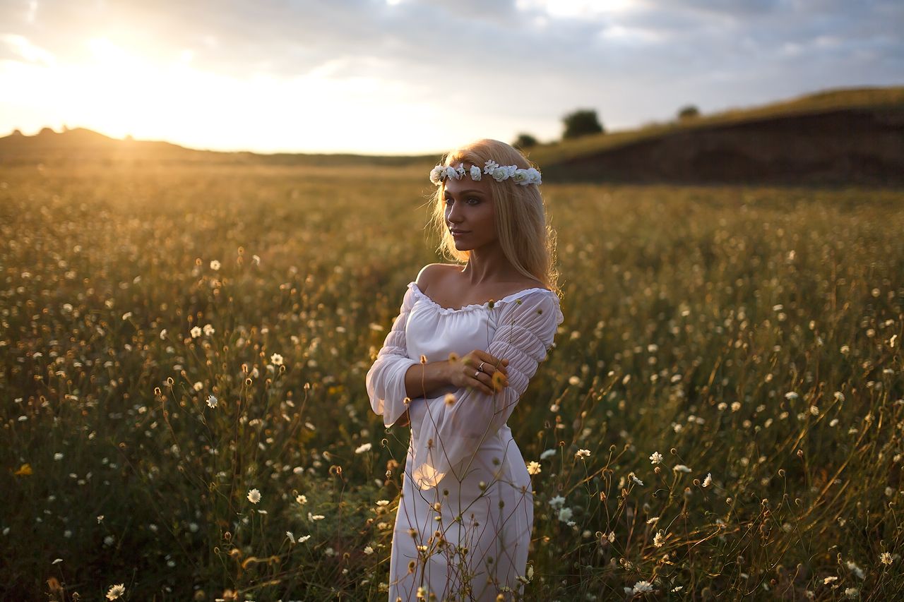 Girls in Slavic costumes in Banbu