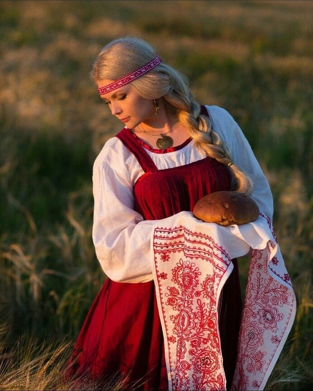 Girls in Slavic costumes in Banbu