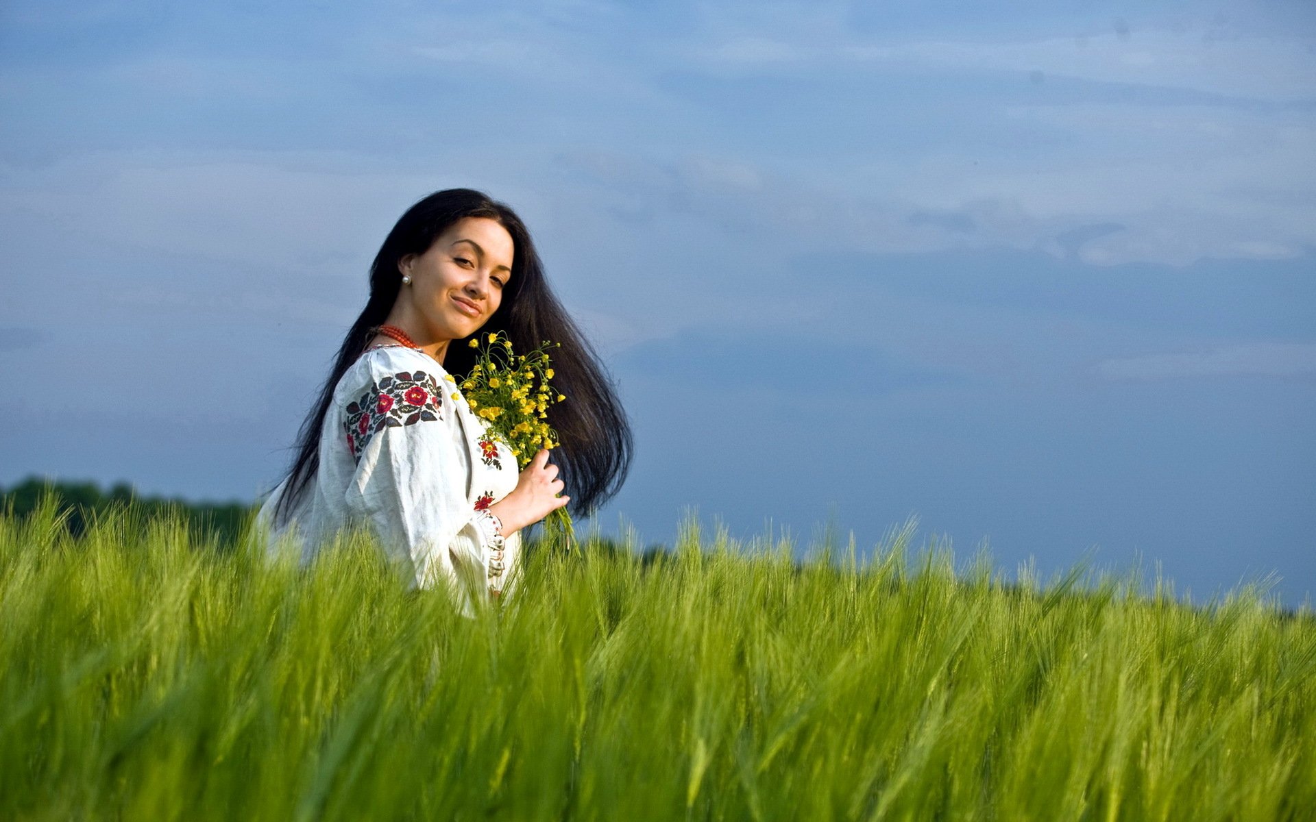 Girls in Slavic costumes in Banbu