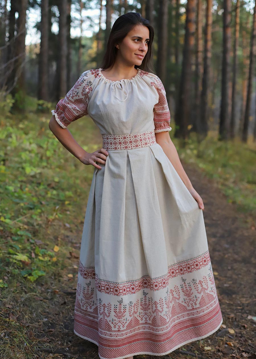 Girls in Slavic costumes in Banbu