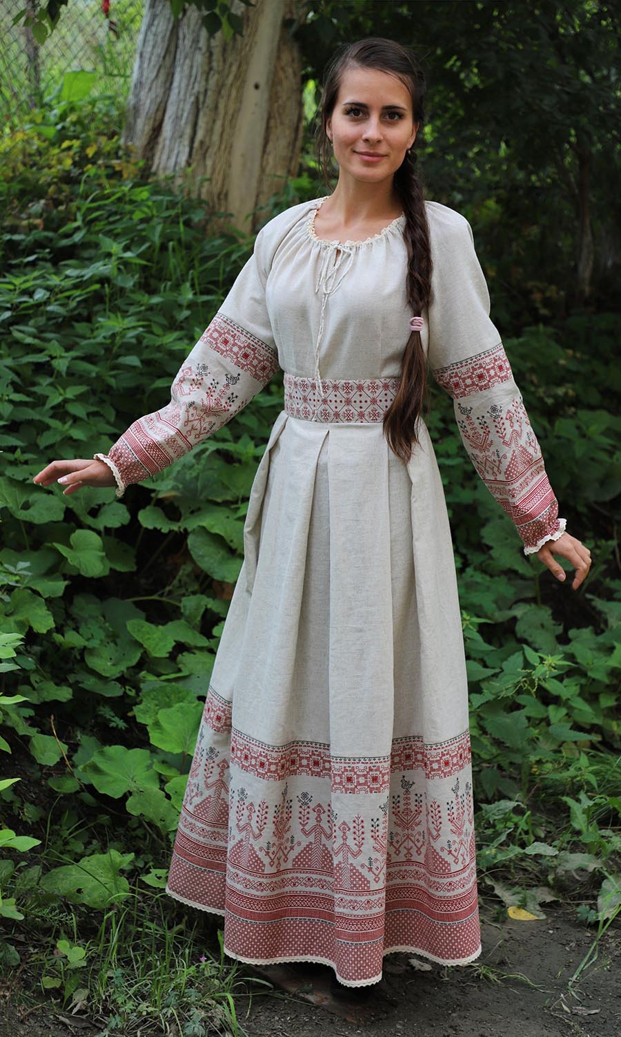 Girls in Slavic costumes in Banbu