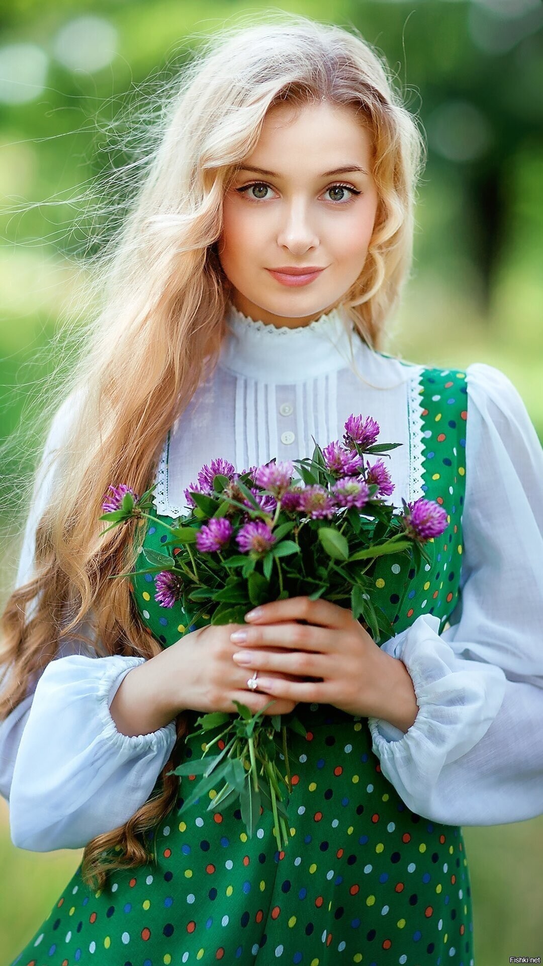 Girls in Slavic costumes in Banbu