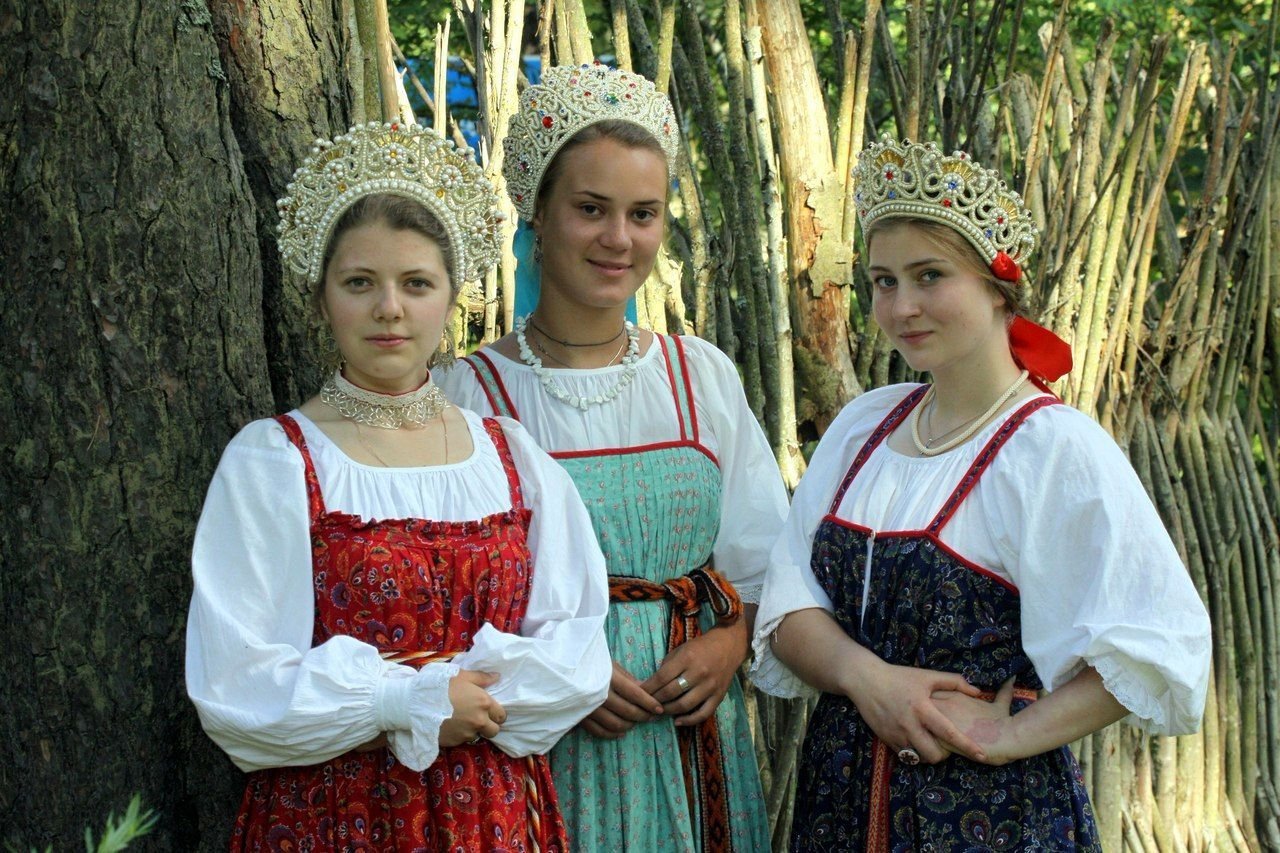 Sexy model Girls in Slavic costumes in Banbu